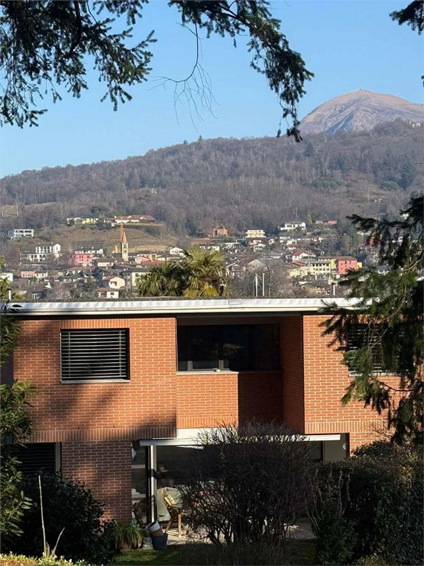 Porza - Spacieux duplex de 4,5 pièces dans une maison bifamiliale avec grand jardin - Photo 2 sur 12