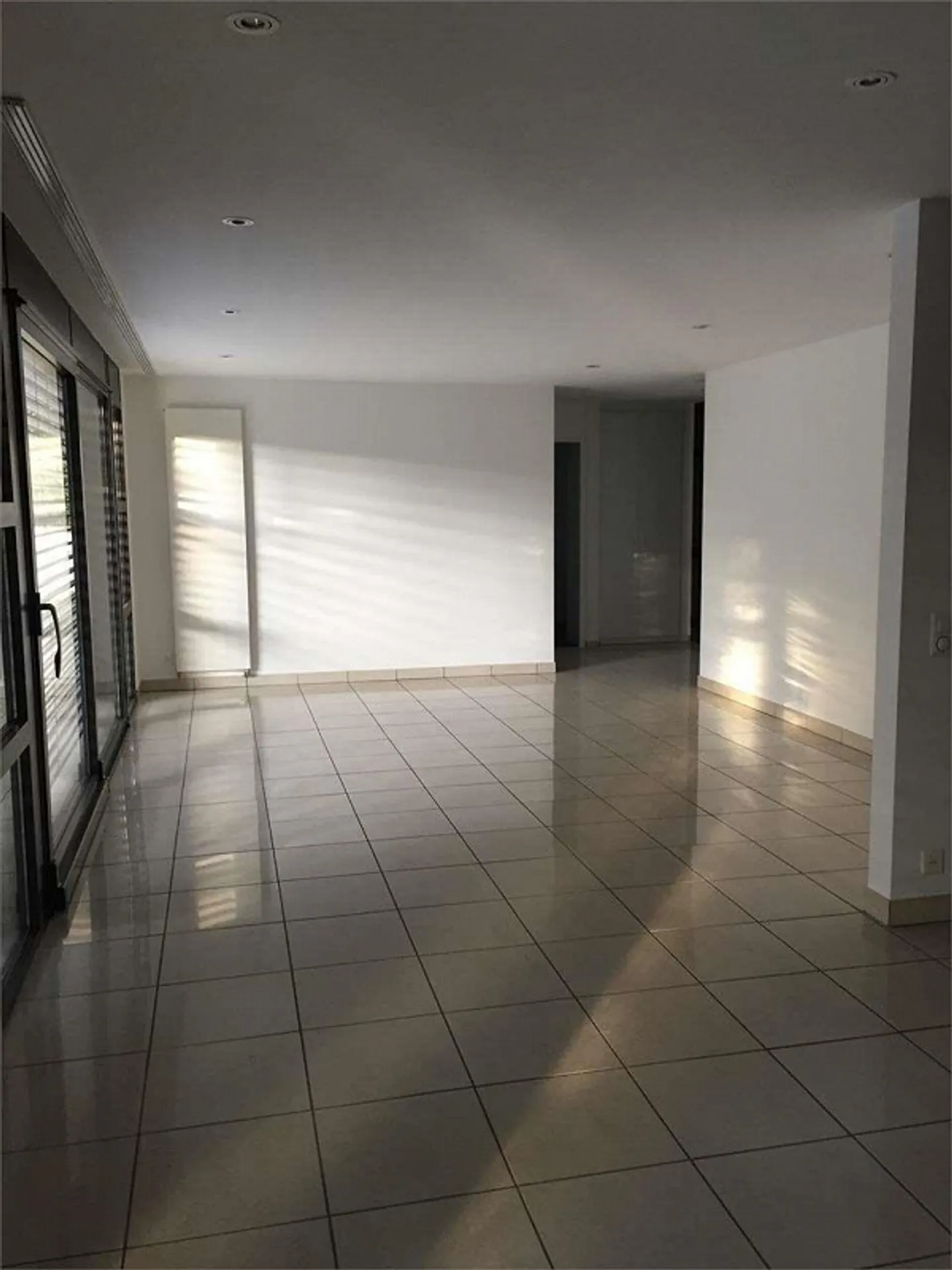 Porza - Spacieux duplex de 4,5 pièces dans une maison bifamiliale avec grand jardin - Photo 3 sur 12