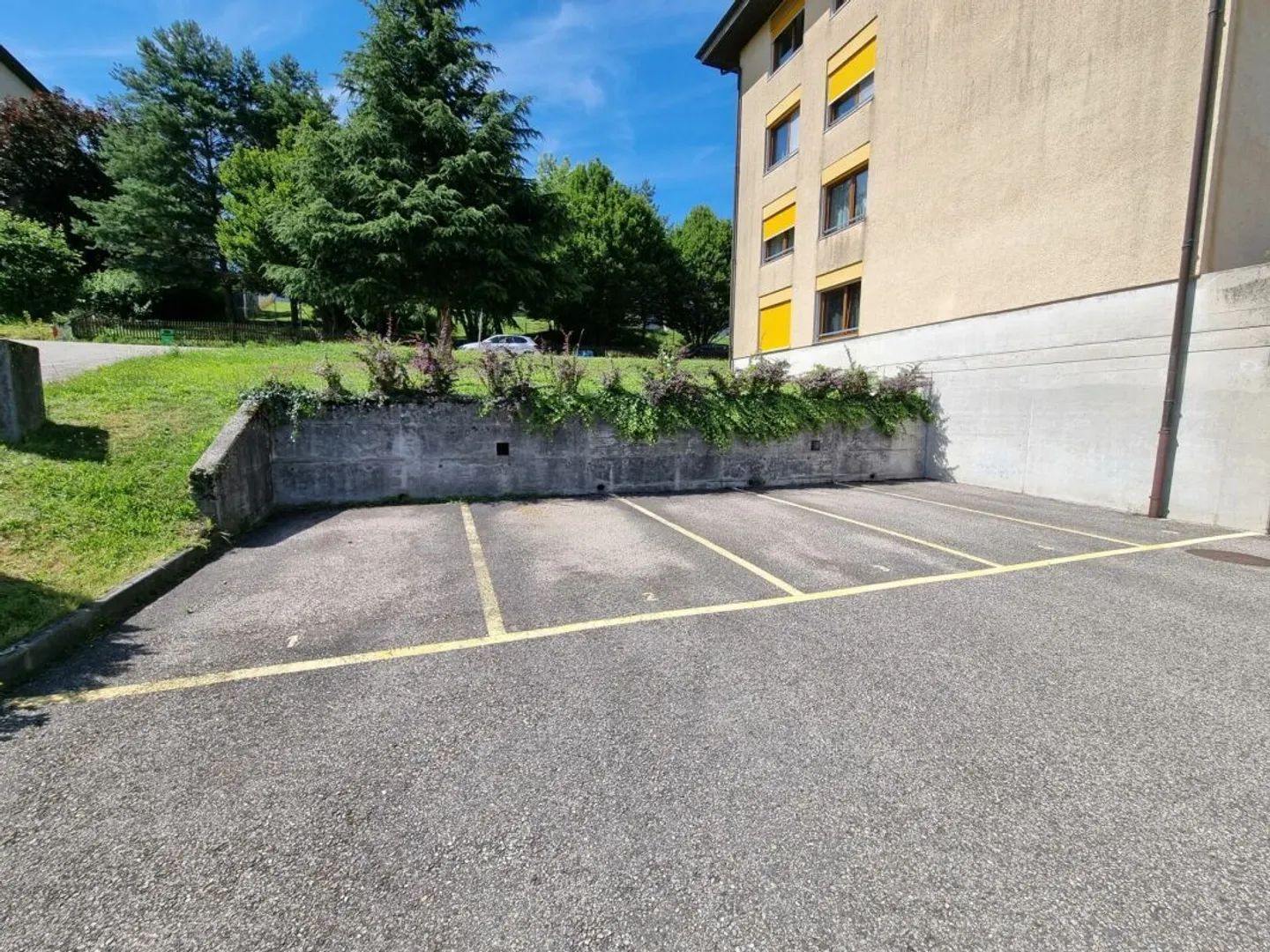 Outdoor parking space no 4 - Photo 2 of 2