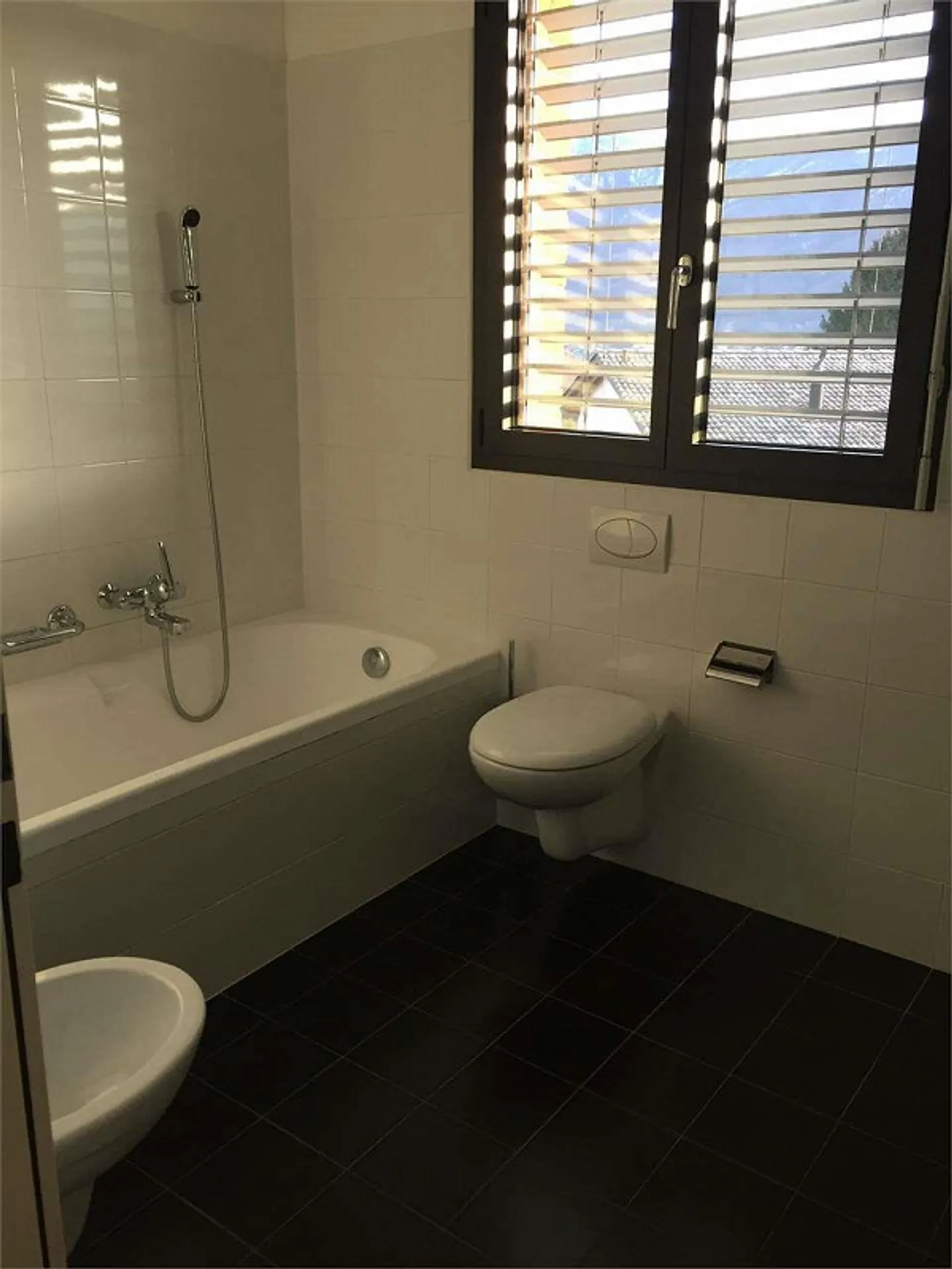 Porza - Spacieux duplex de 4,5 pièces dans une maison bifamiliale avec grand jardin - Photo 6 sur 12