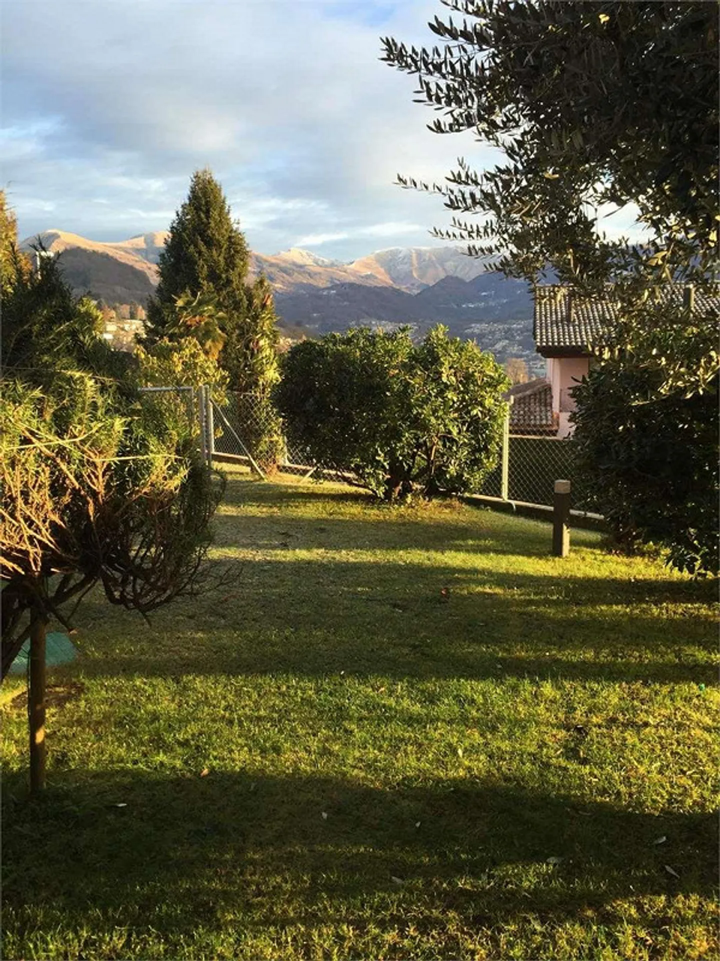 Porza - Spacieux duplex de 4,5 pièces dans une maison bifamiliale avec grand jardin - Photo 8 sur 12