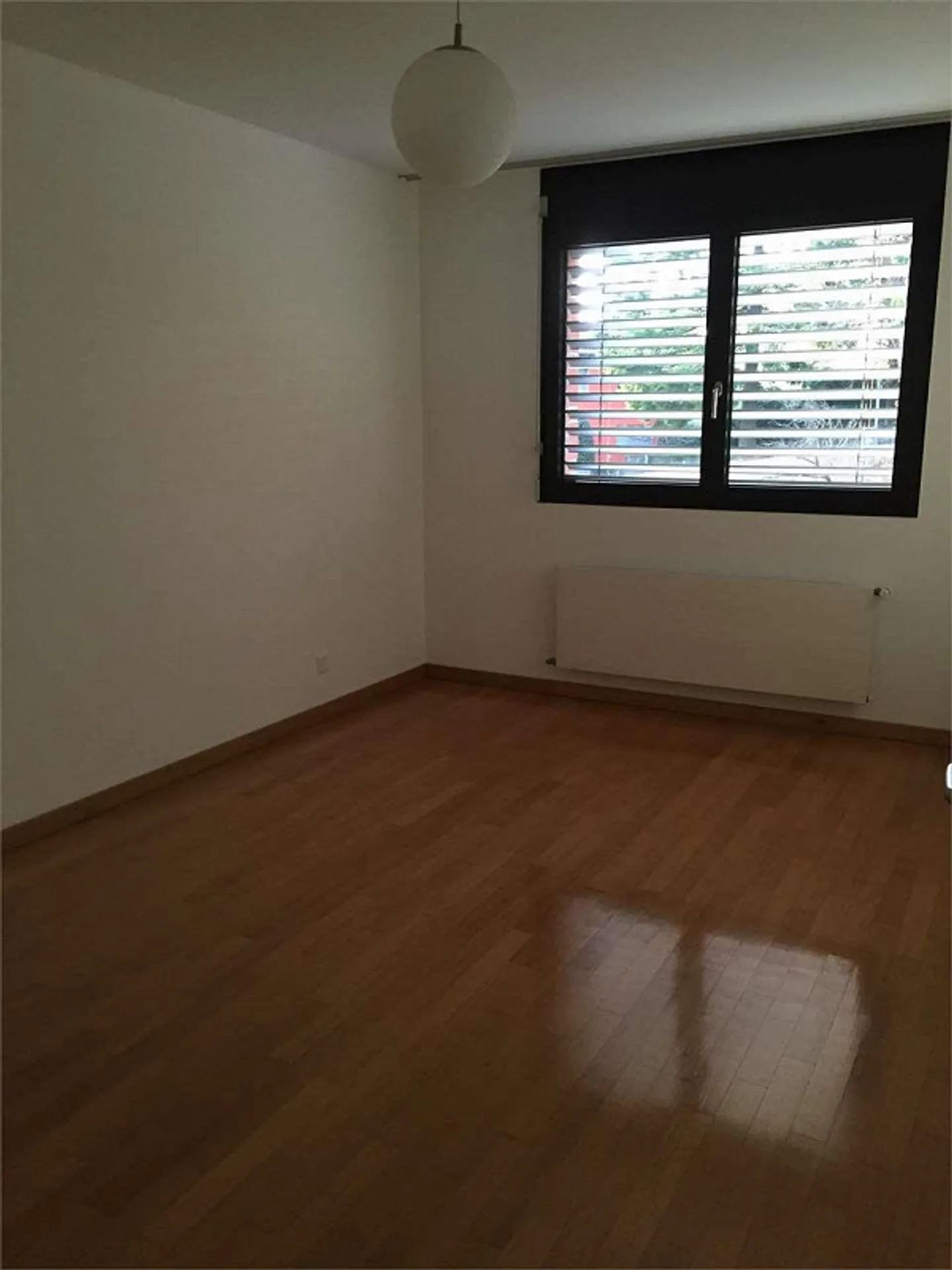 Porza - Spacieux duplex de 4,5 pièces dans une maison bifamiliale avec grand jardin - Photo 5 sur 12