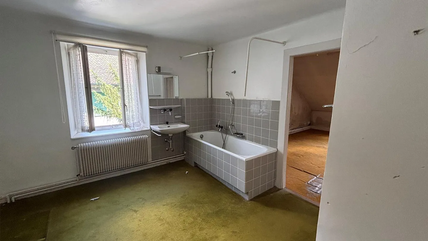 Versatile residential and commercial building in the center of Muttenz - Photo 8 of 13