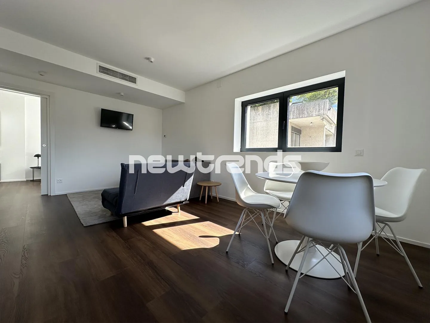 2,5 locaux neufs et meublés avec climatisation - Photo 2 sur 12