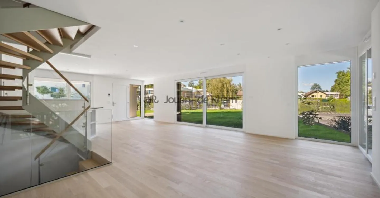 Exclusive: Triplex Apartment with 4/5 Bedrooms Near Collège du Léman - Photo 1 of 9
