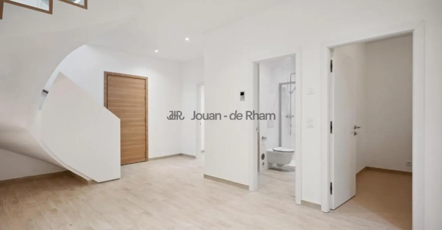Exclusive: Triplex Apartment with 4/5 Bedrooms Near Collège du Léman - Photo 4 of 9