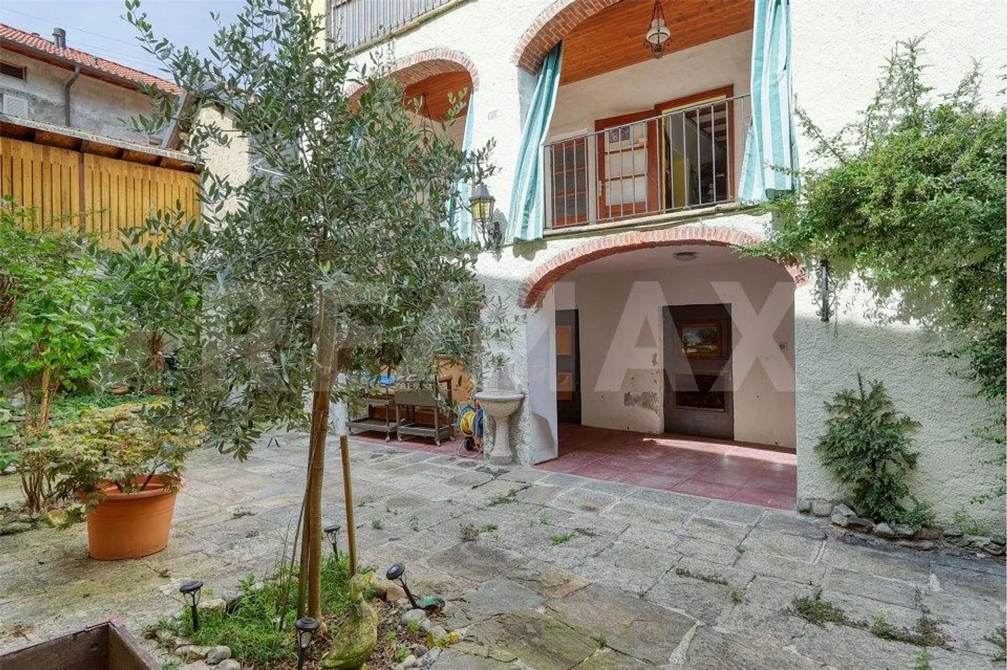 Trois appartements et une ancienne taverne, entre élégance historique et chaleur - Photo 1 sur 13