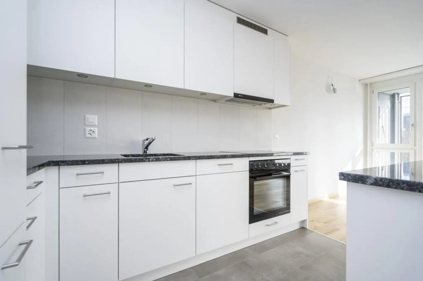 Your New Home: Nearly New 3.5-Room Apartment Close to the Center! - Photo 2 of 9