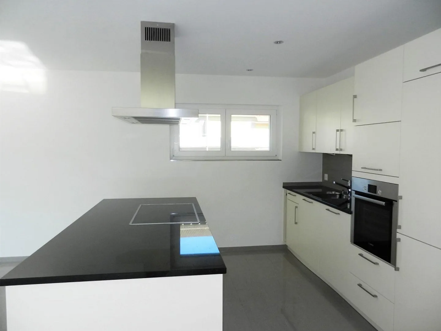 Appartement spacieux avec terrasse ensoleillée à Neuhausen - Photo 4 sur 8