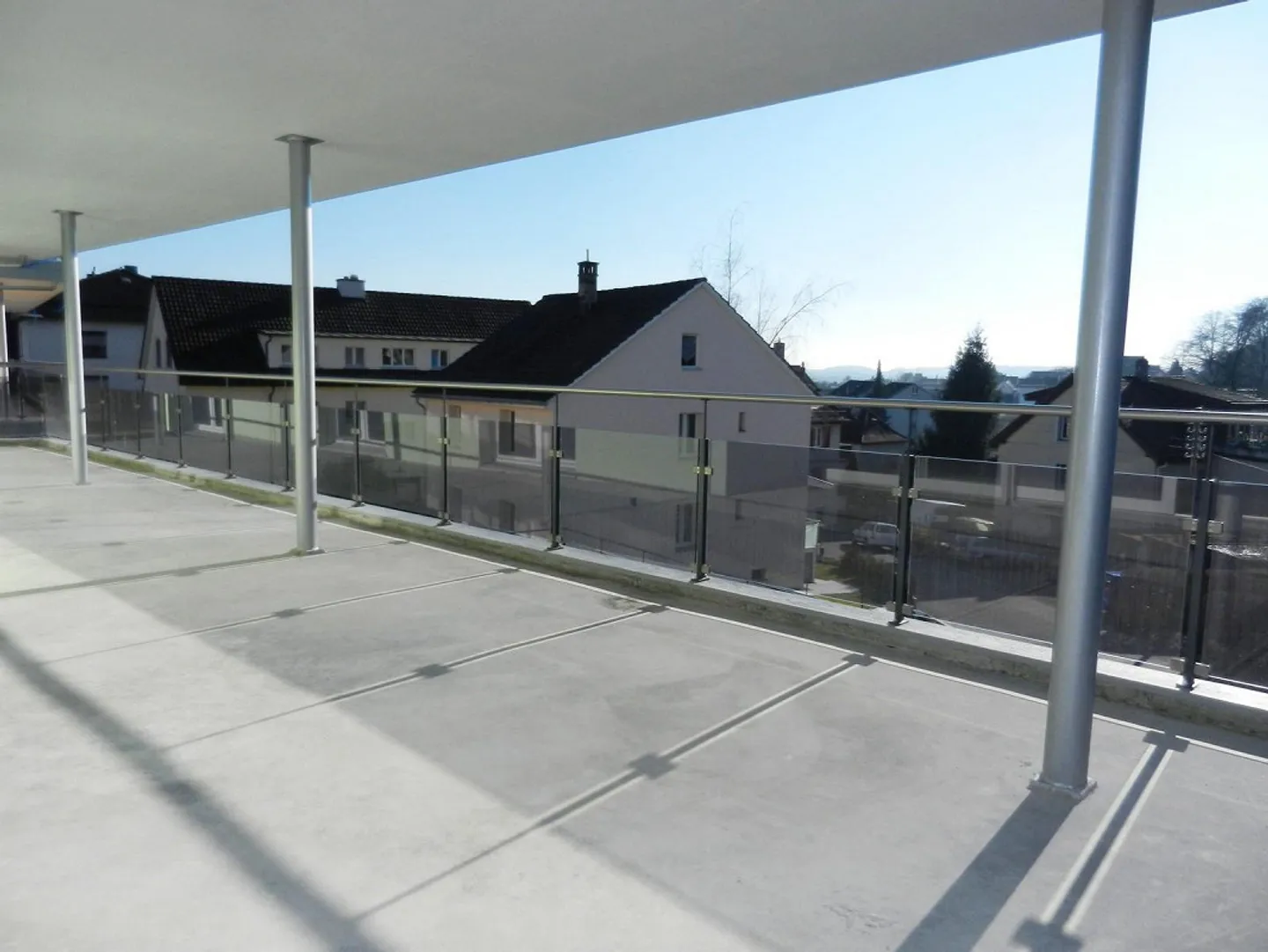 Appartement spacieux avec terrasse ensoleillée à Neuhausen - Photo 5 sur 8