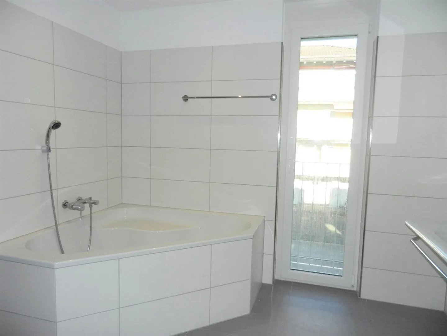 Appartement spacieux avec terrasse ensoleillée à Neuhausen - Photo 7 sur 8
