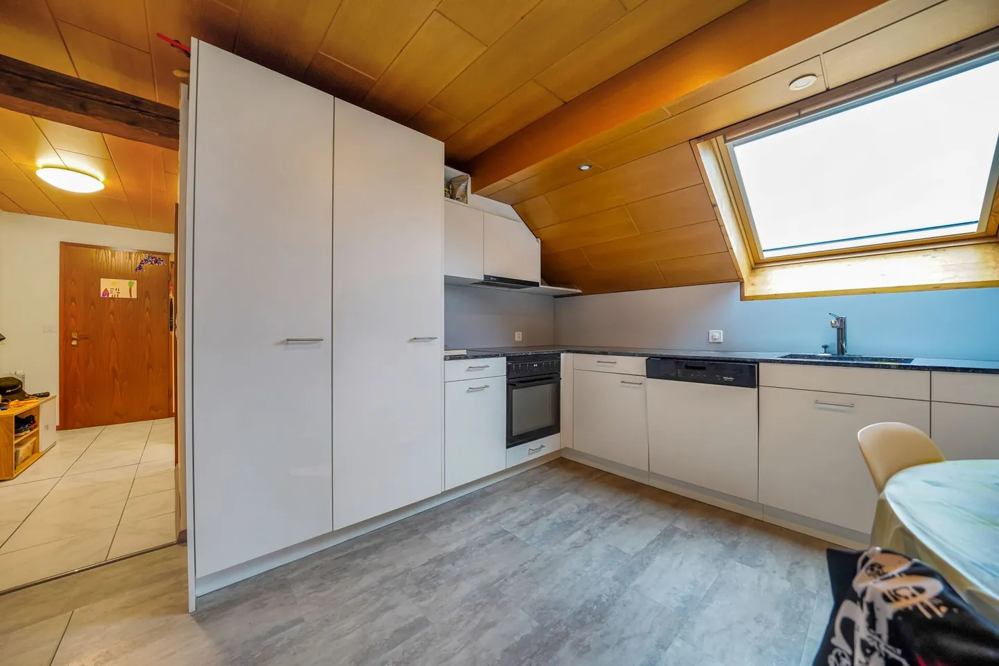 Fully rented multi-family house with 4 apartments, 5.4% gross yield - Photo 3 of 13