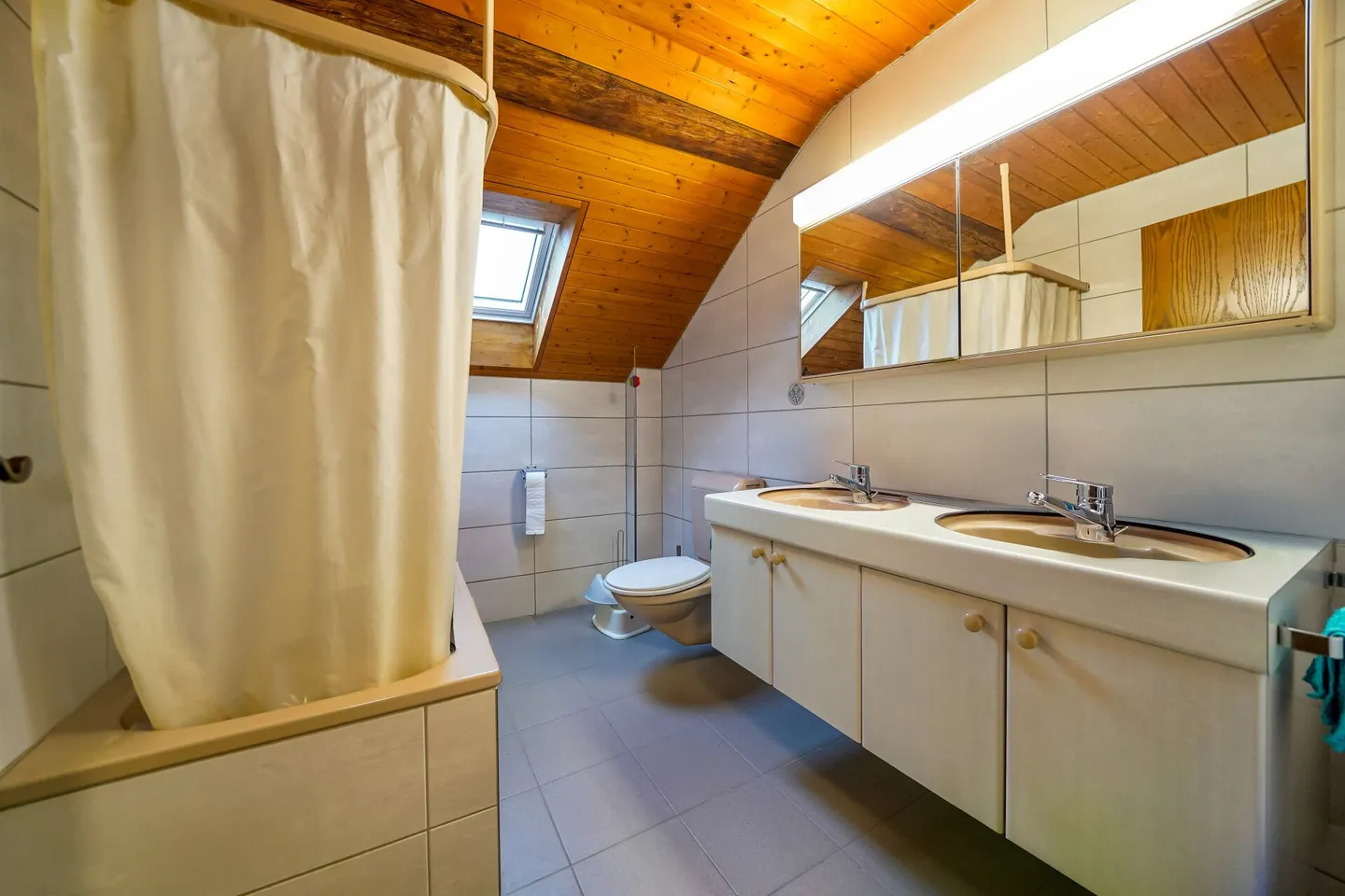 Fully rented multi-family house with 4 apartments, 5.4% gross yield - Photo 4 of 13