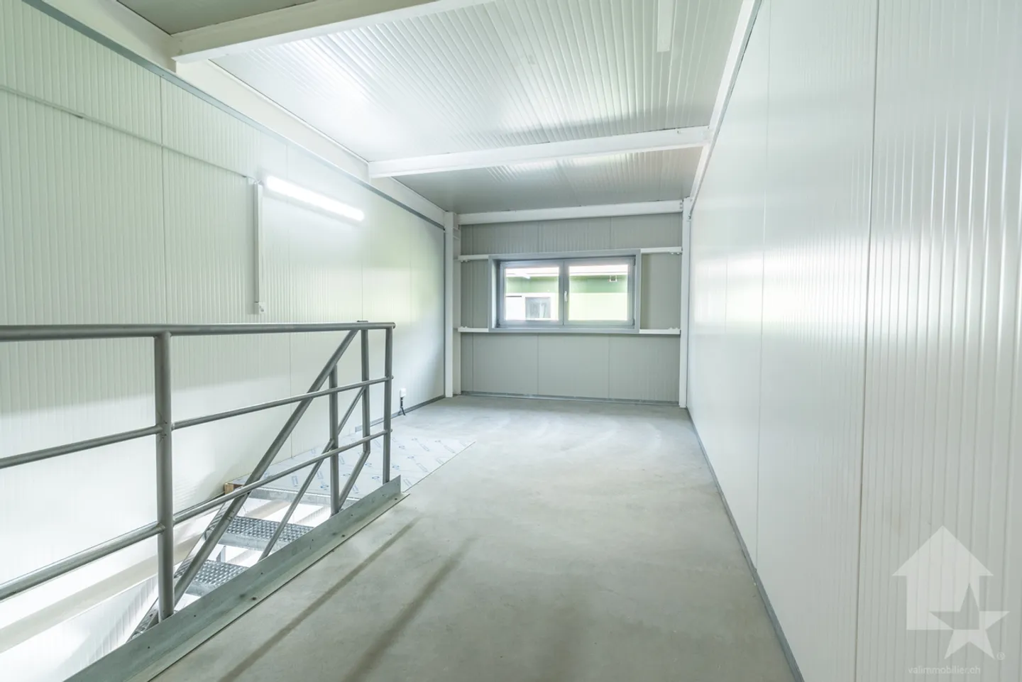 Box industriel et places de parc - Photo 3 sur 6