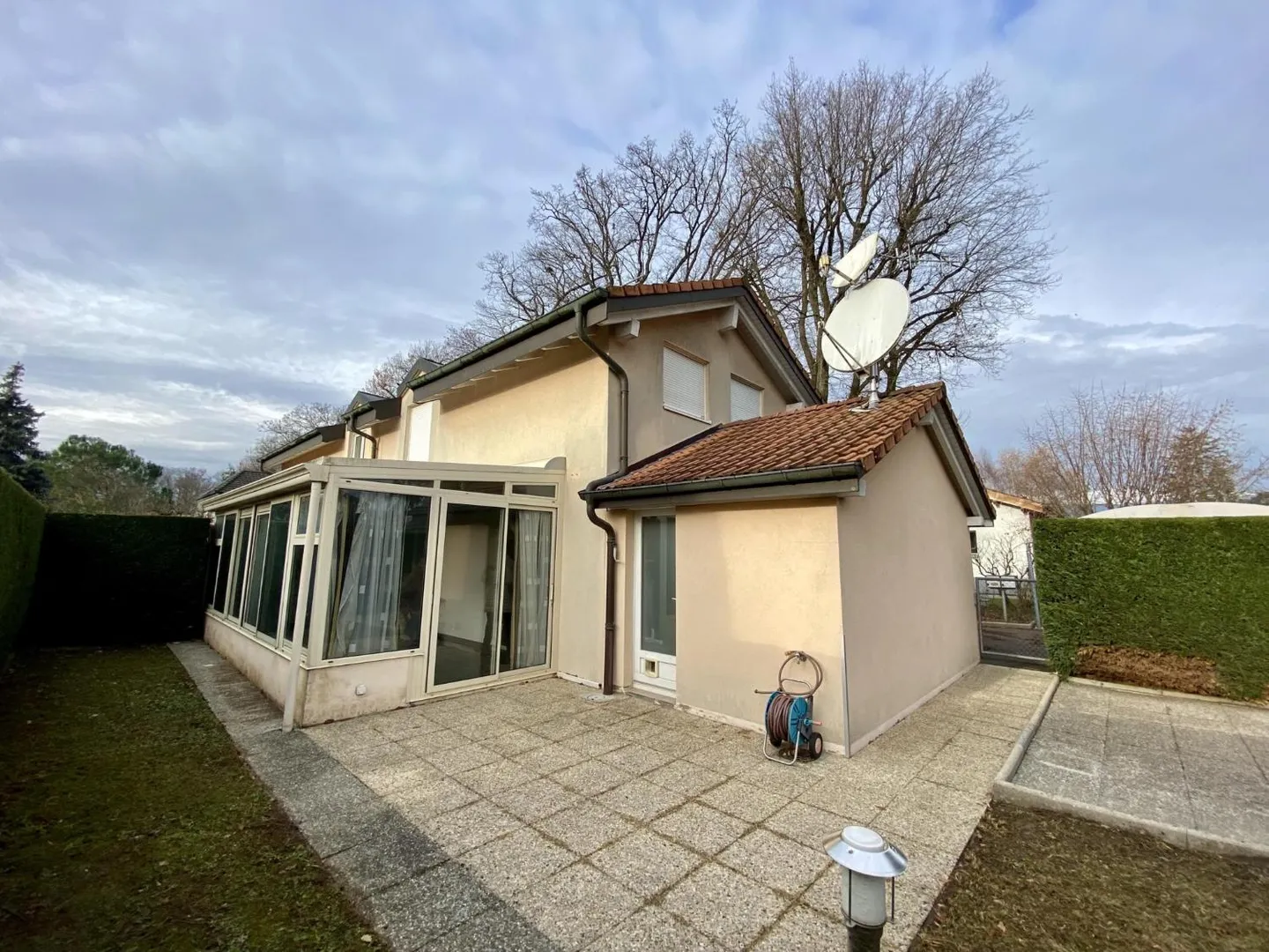 Villa bifamiliare di 5 stanze - Foto 1 di 9