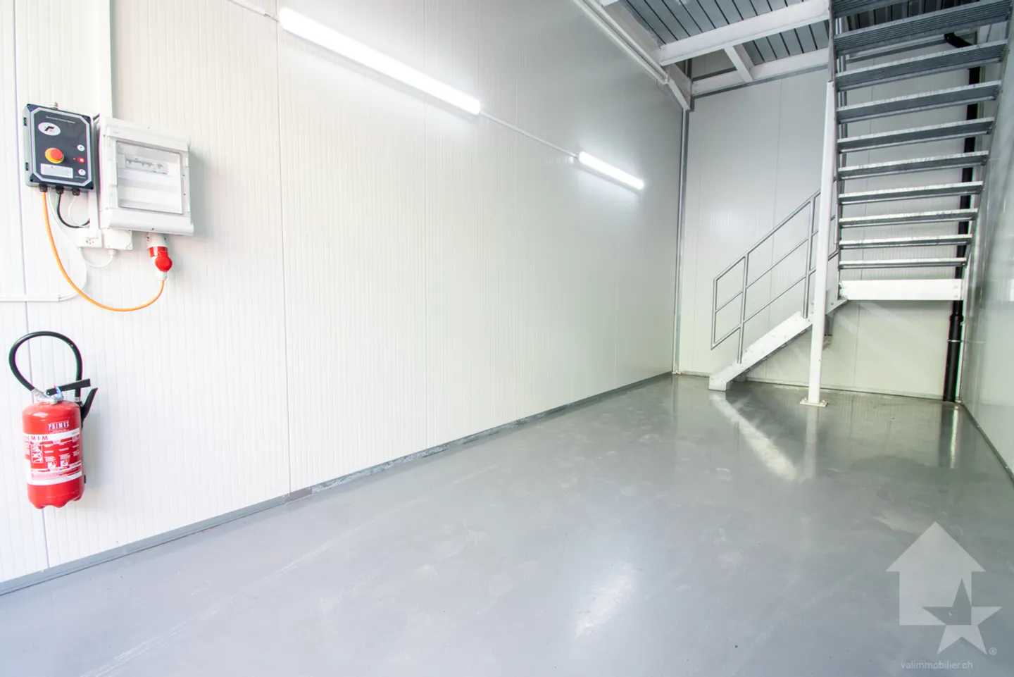 Box industriel et places de parc - Photo 1 sur 6