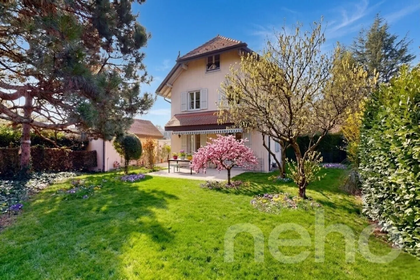 Doppelhaushälfte mit großem Garten und großzügigen Räumen - Foto 1 von 12