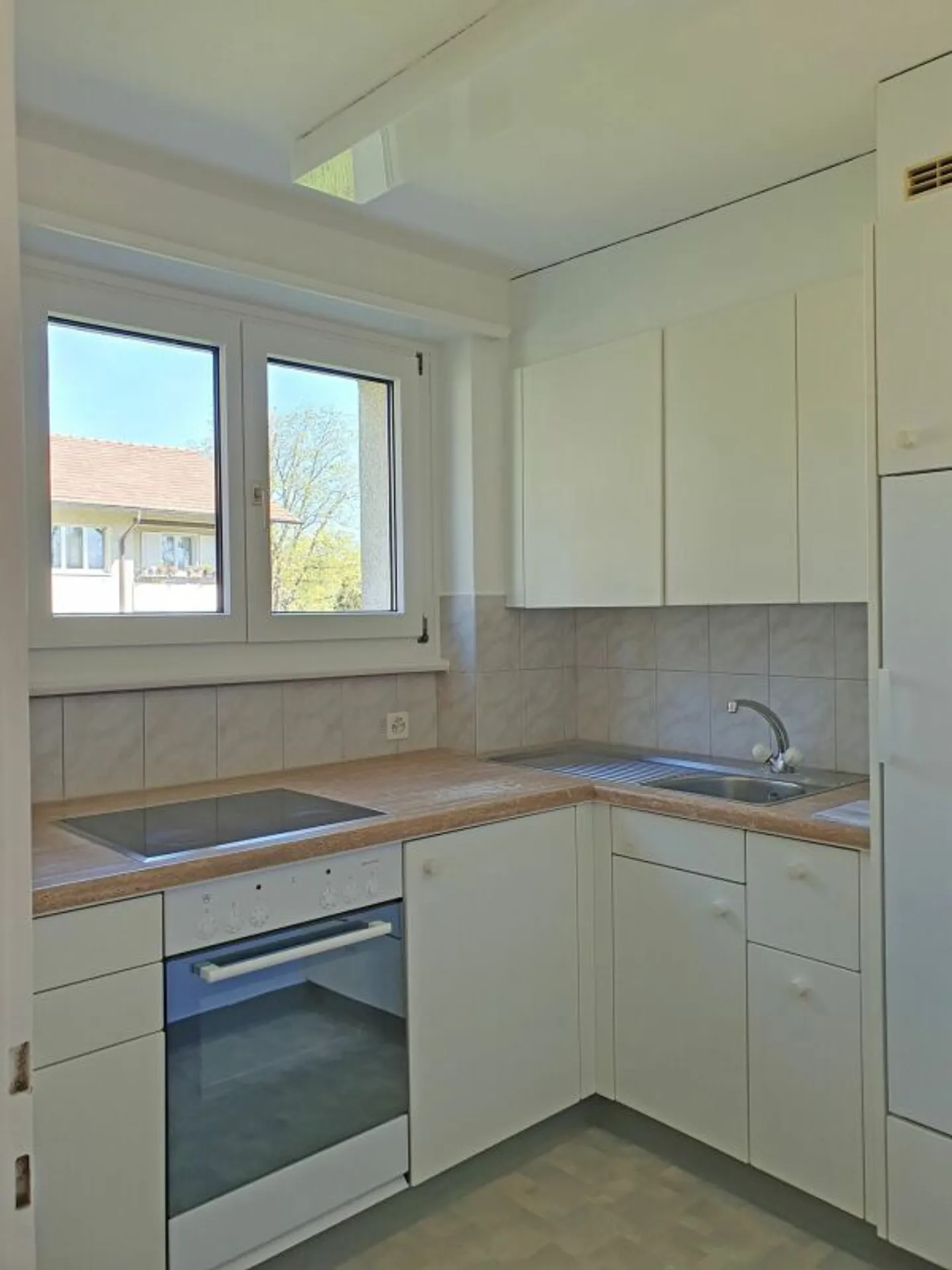Renovated, bright apartment with well-sunned balcony - Photo 6 of 13
