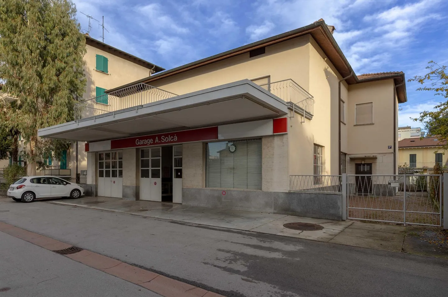 OPPORTUNITÀ - CASA BIFAMILIARE 7.5 CON SPAZI COMMERCIALI A CHIASSO - Foto 1 di 9