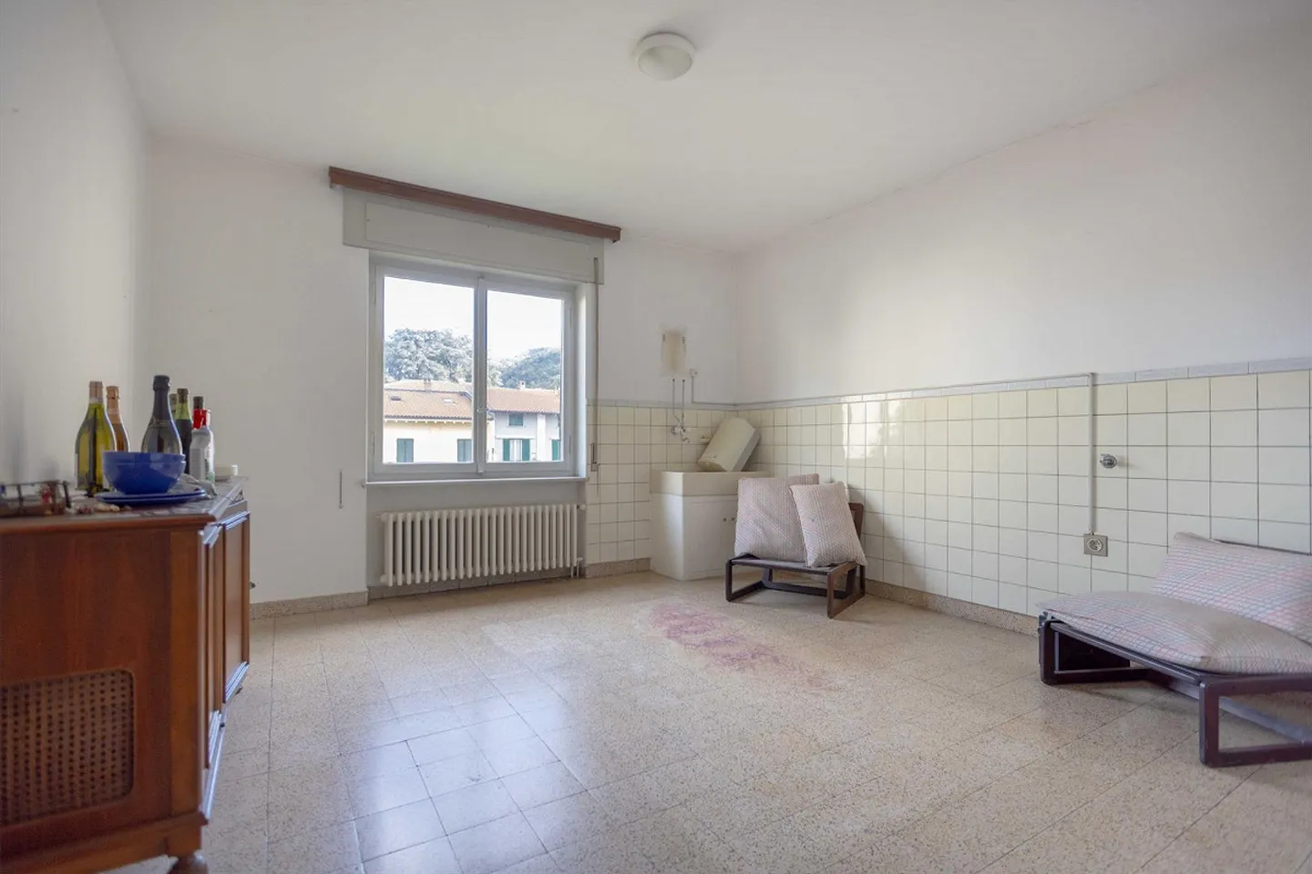 OPPORTUNITÀ - CASA BIFAMILIARE 7.5 CON SPAZI COMMERCIALI A CHIASSO - Foto 7 di 9