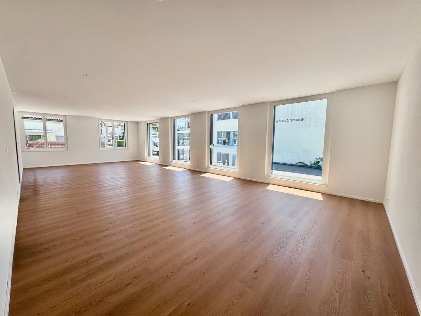 Première location - Votre nouveau site commercial au cœur d'Uster - Photo 2 sur 10