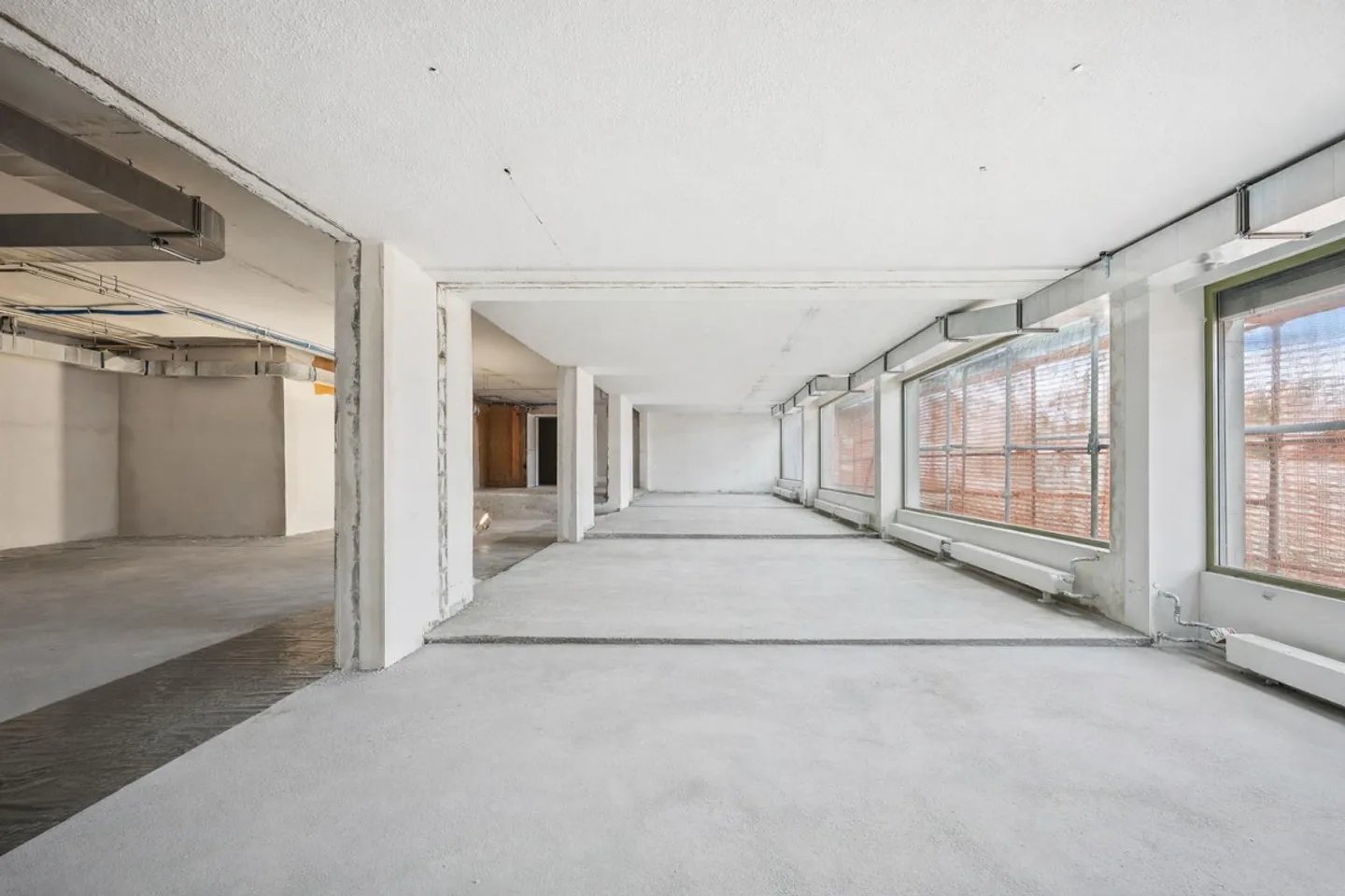 Spazio commerciale rappresentativo con grandi vetrine - Foto 1 di 7