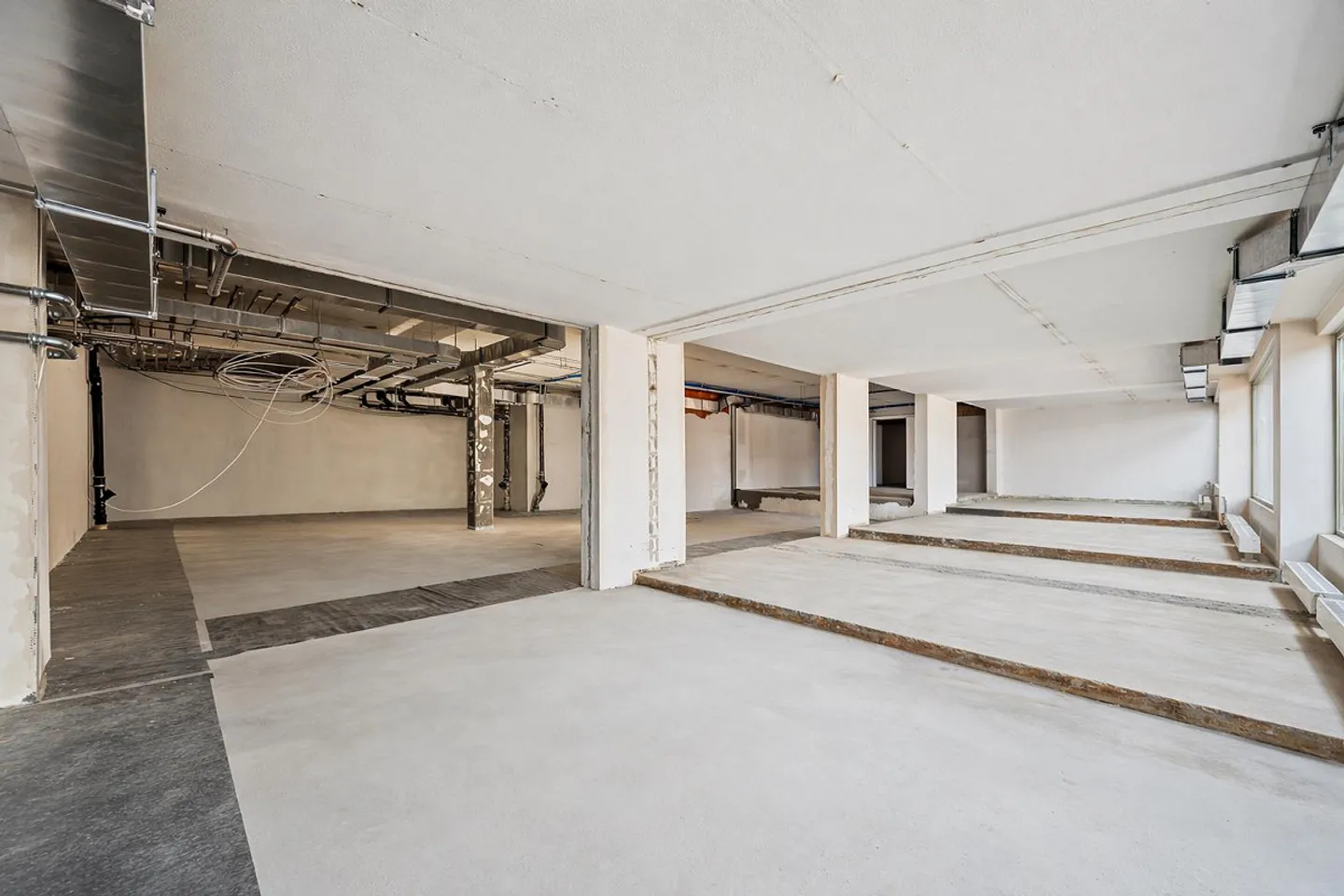 Spazio commerciale rappresentativo con grandi vetrine - Foto 2 di 7