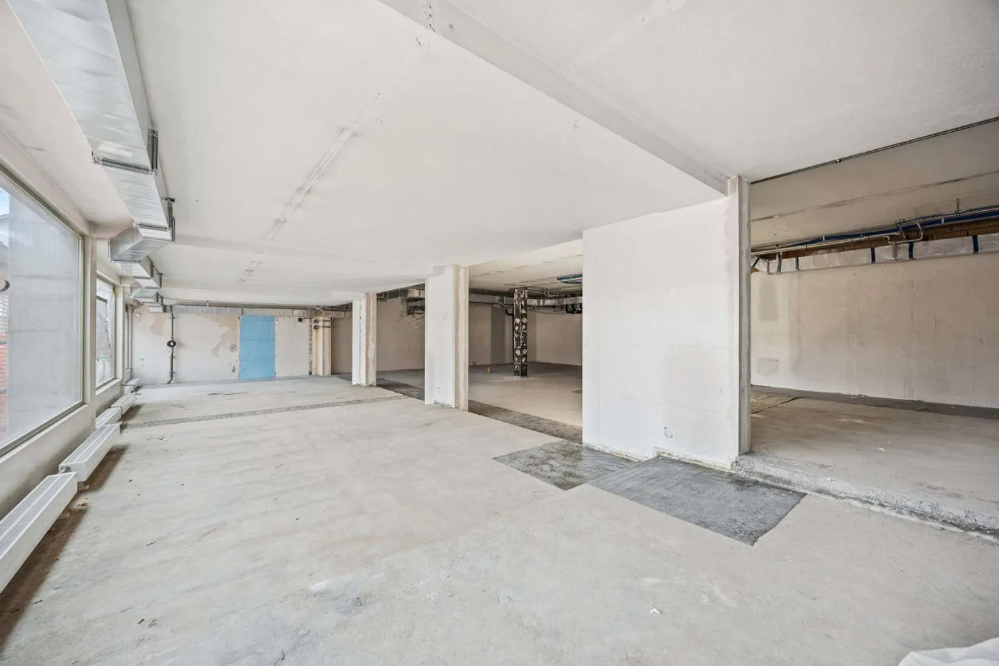 Spazio commerciale rappresentativo con grandi vetrine - Foto 4 di 7