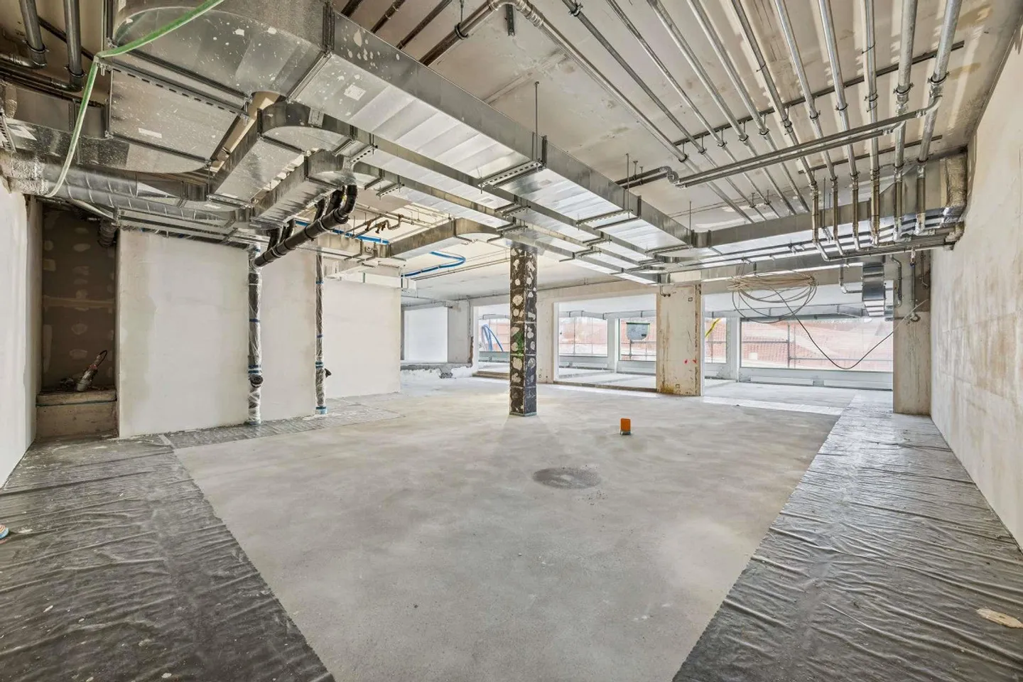 Spazio commerciale rappresentativo con grandi vetrine - Foto 5 di 7