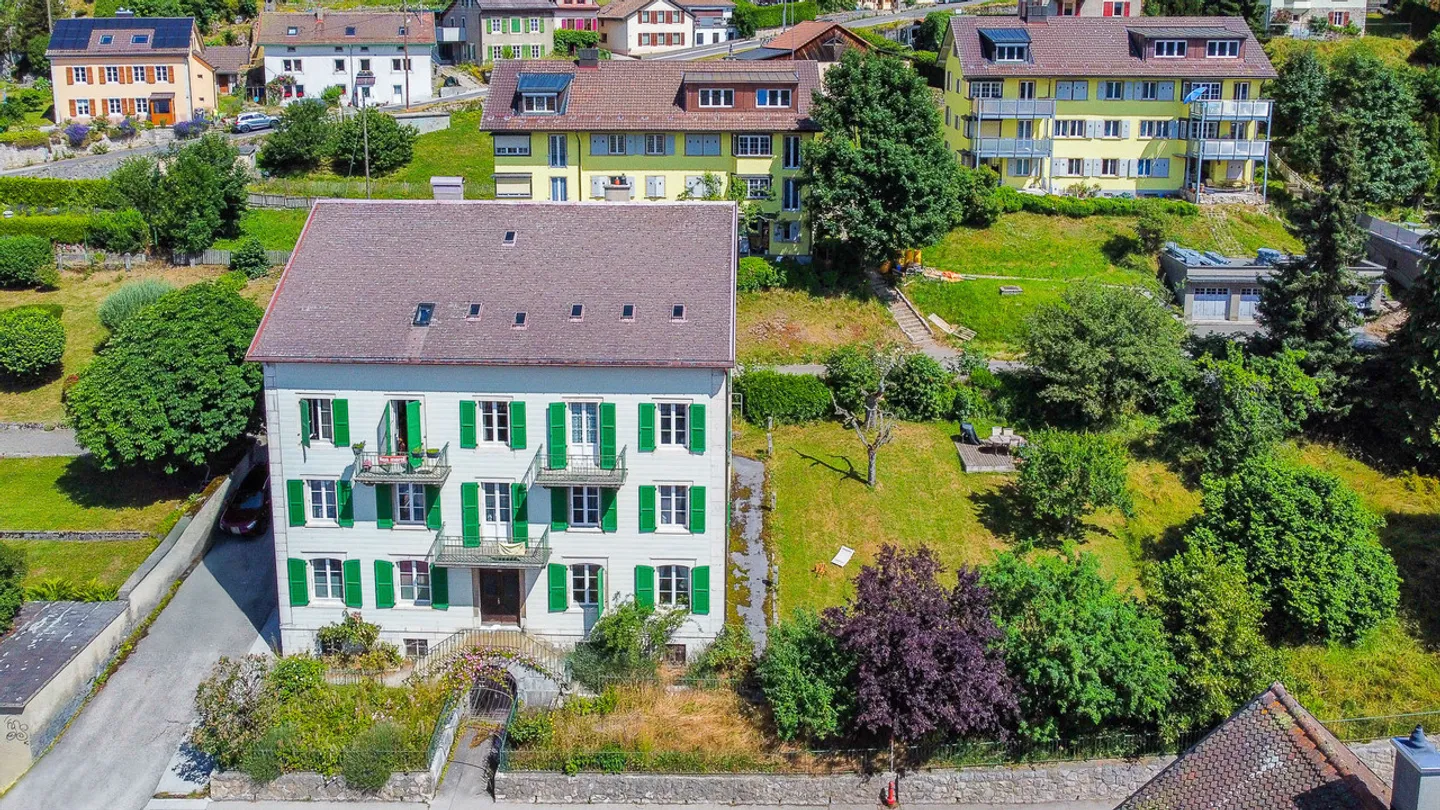 Mietshaus mit 6 Wohnungen und großem Garten Im Herzen des Dorfes - Foto 1 von 10