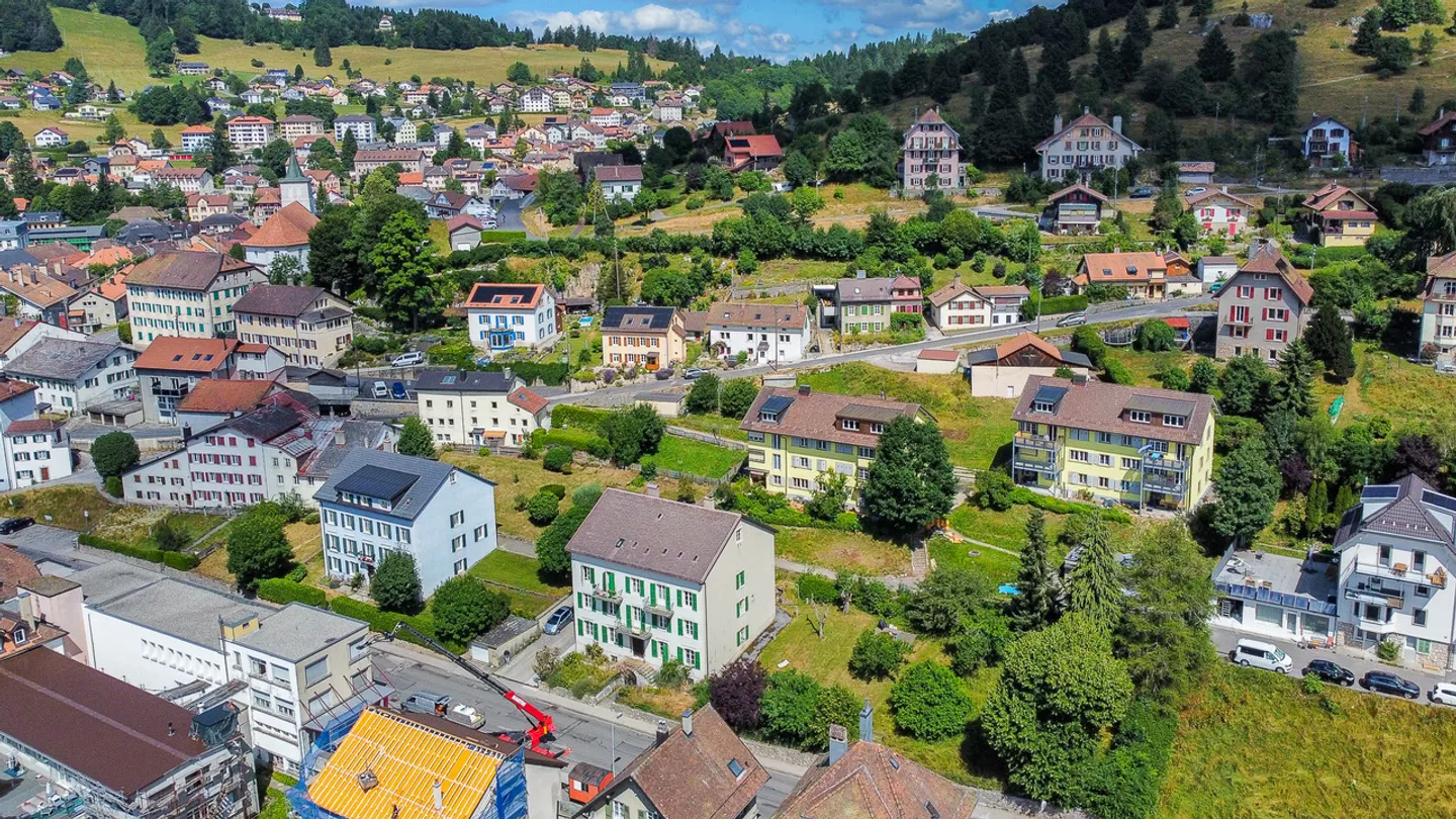 Mietshaus mit 6 Wohnungen und großem Garten Im Herzen des Dorfes - Foto 2 von 10