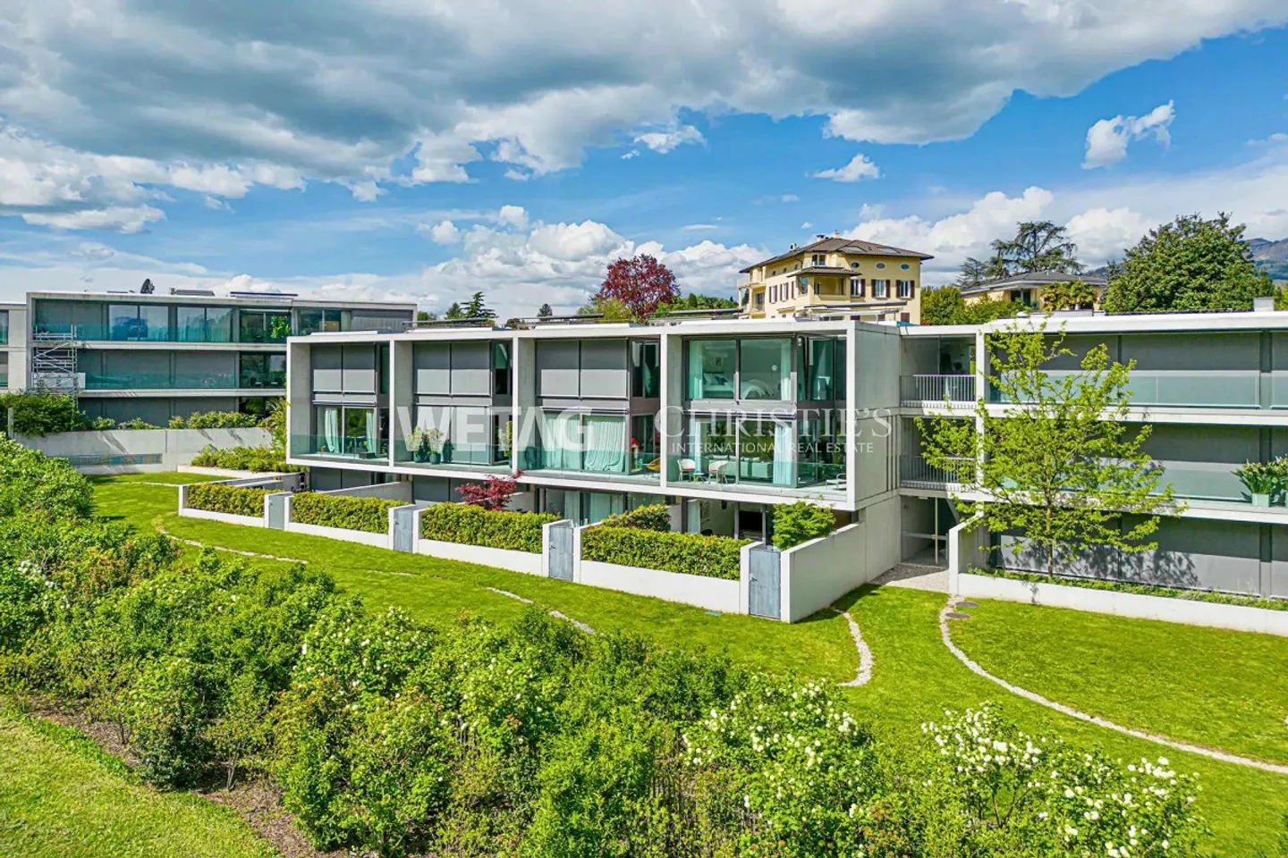 Collina d'Oro-Gentilino: élégante villa en terrasse avec jardin privé à vendre - Photo 2 sur 10