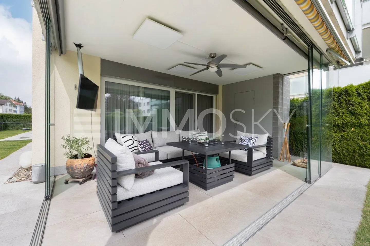 Stylish living with plenty of space and garden - Photo 5 of 5