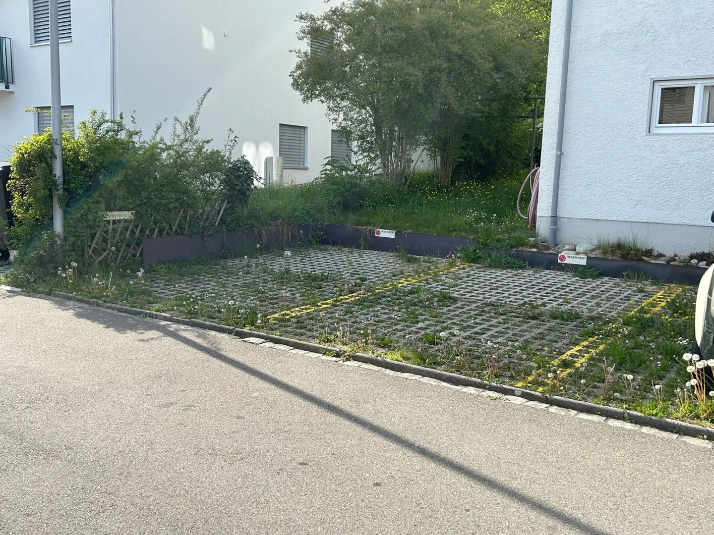 1 grosser Aussenparkplatz - Foto 1 von 4