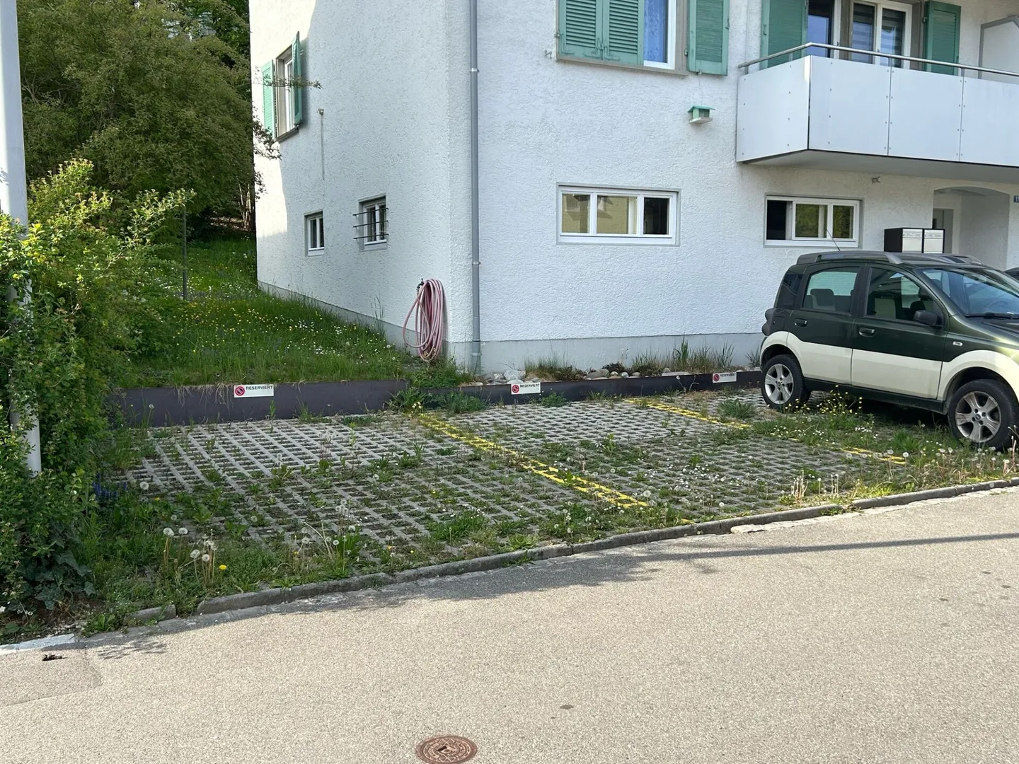 1 grosser Aussenparkplatz - Foto 2 von 4