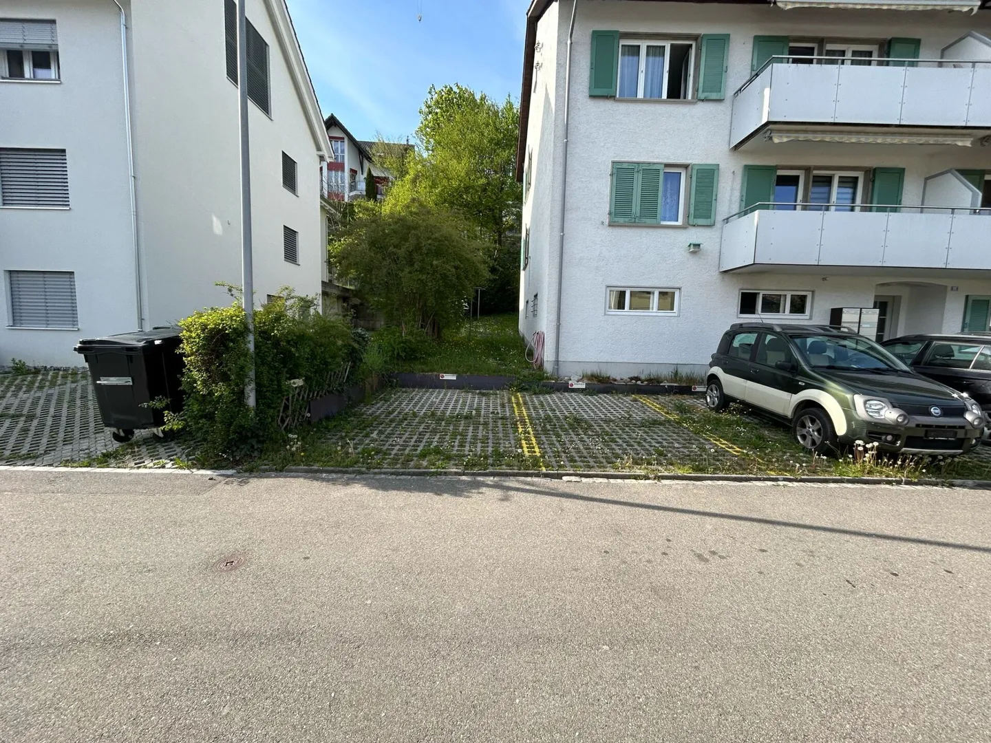 1 grosser Aussenparkplatz - Foto 3 von 4