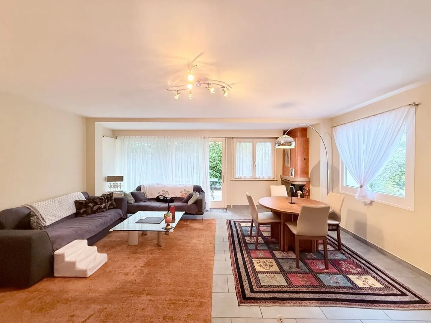 Charming terraced house with a gable, just two steps from the city center and the Nyon train station - Photo 3 of 13