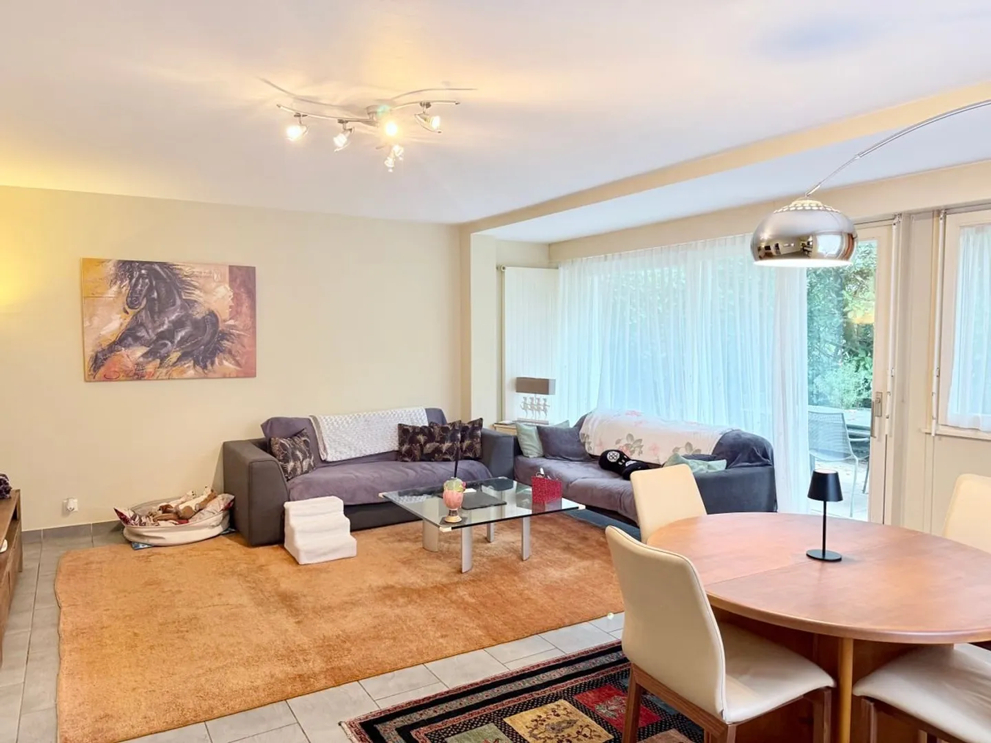 Charming terraced house with a gable, just two steps from the city center and the Nyon train station - Photo 4 of 13