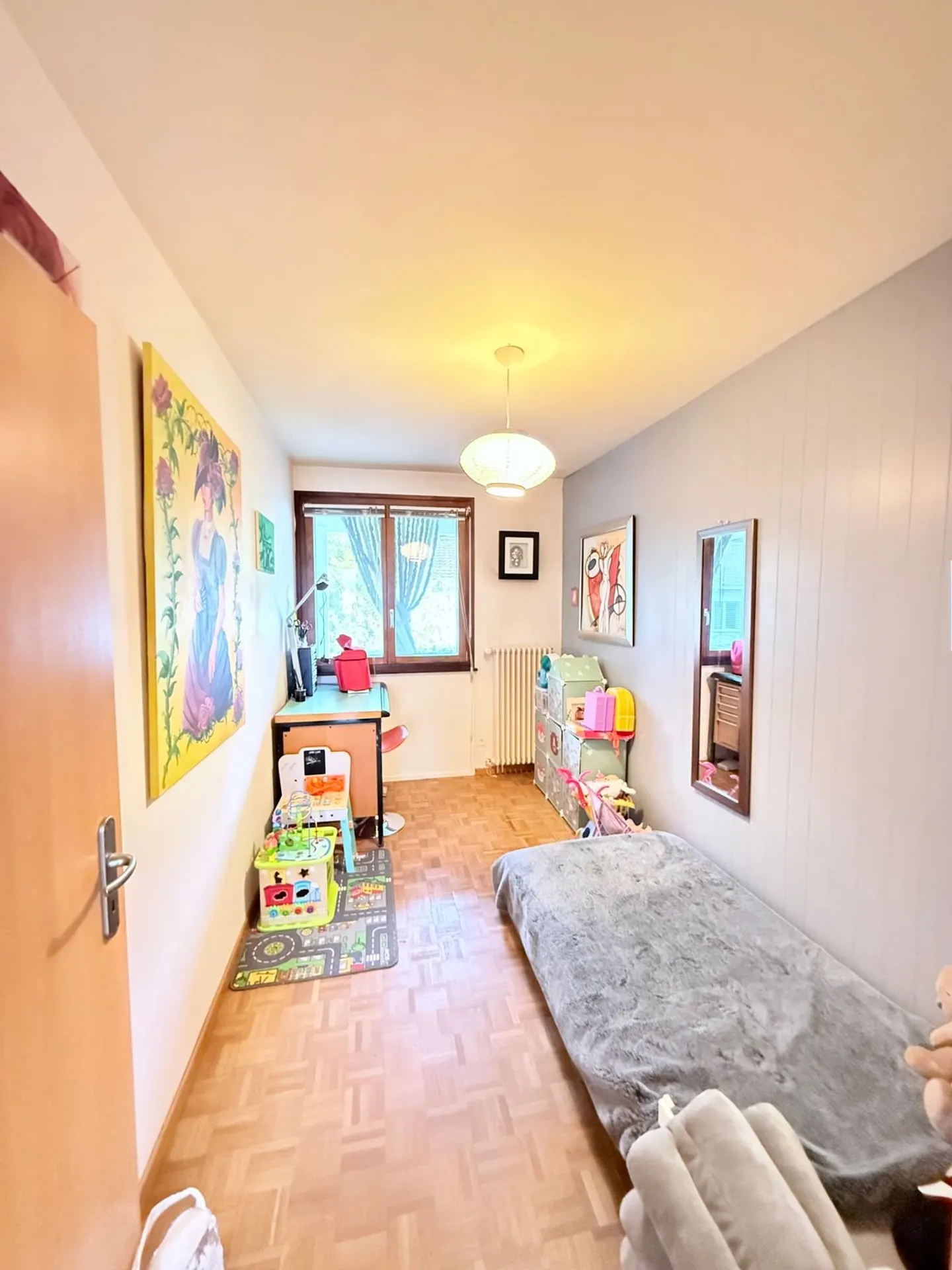 Charming terraced house with a gable, just two steps from the city center and the Nyon train station - Photo 10 of 13