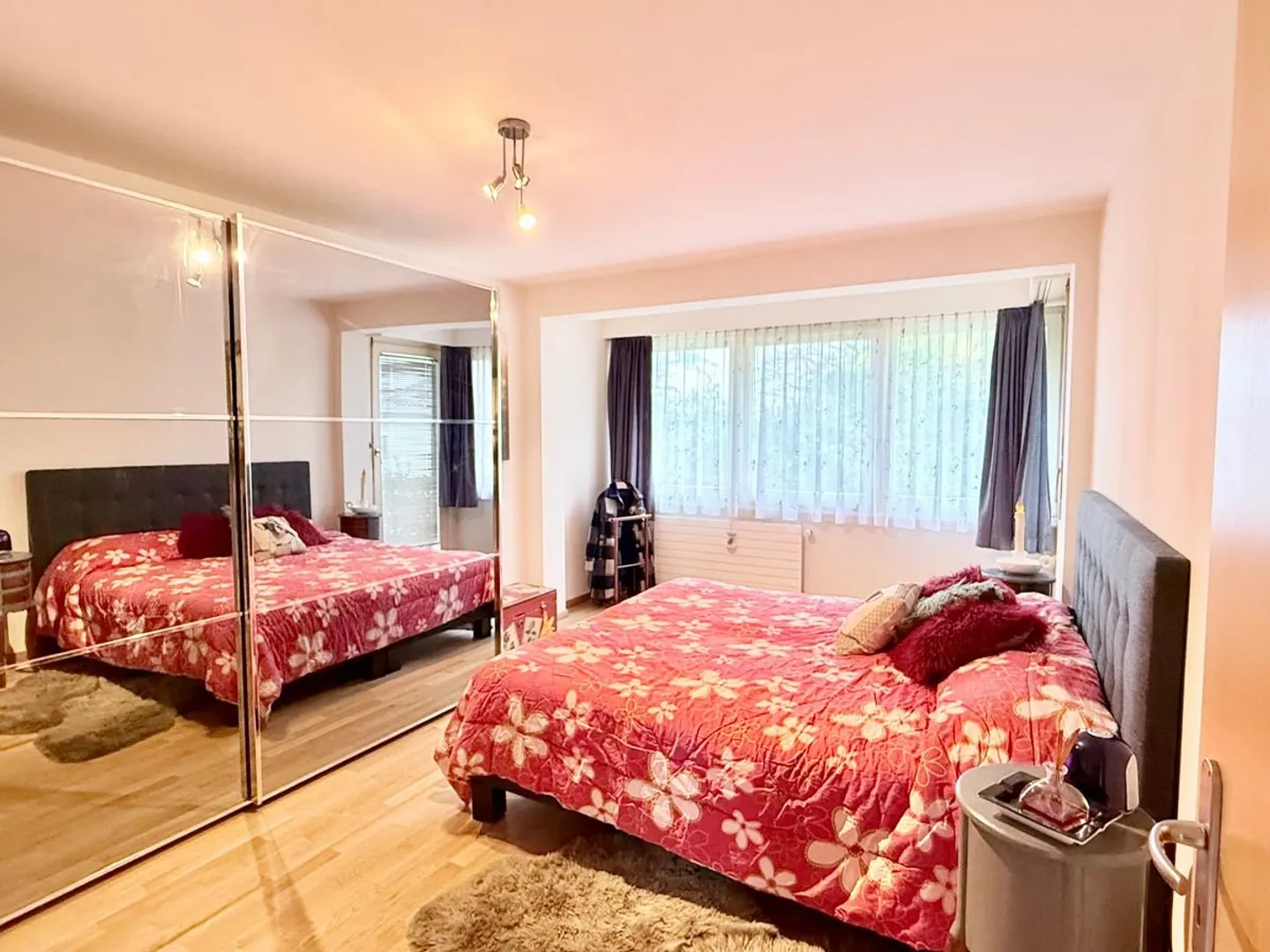 Charming terraced house with a gable, just two steps from the city center and the Nyon train station - Photo 12 of 13