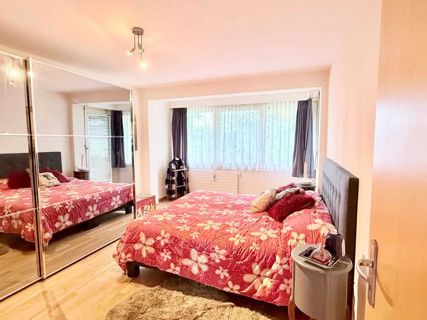 Charming terraced house with a gable, just two steps from the city center and the Nyon train station - Photo 13 of 13