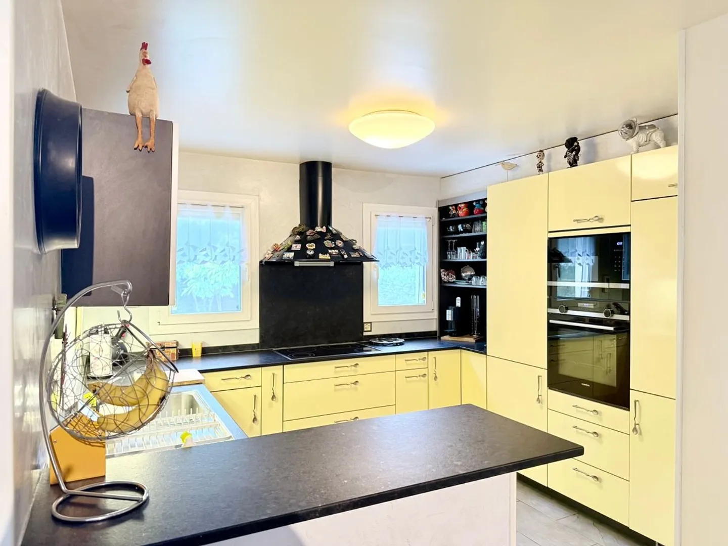 Charming terraced house with a gable, just two steps from the city center and the Nyon train station - Photo 5 of 13