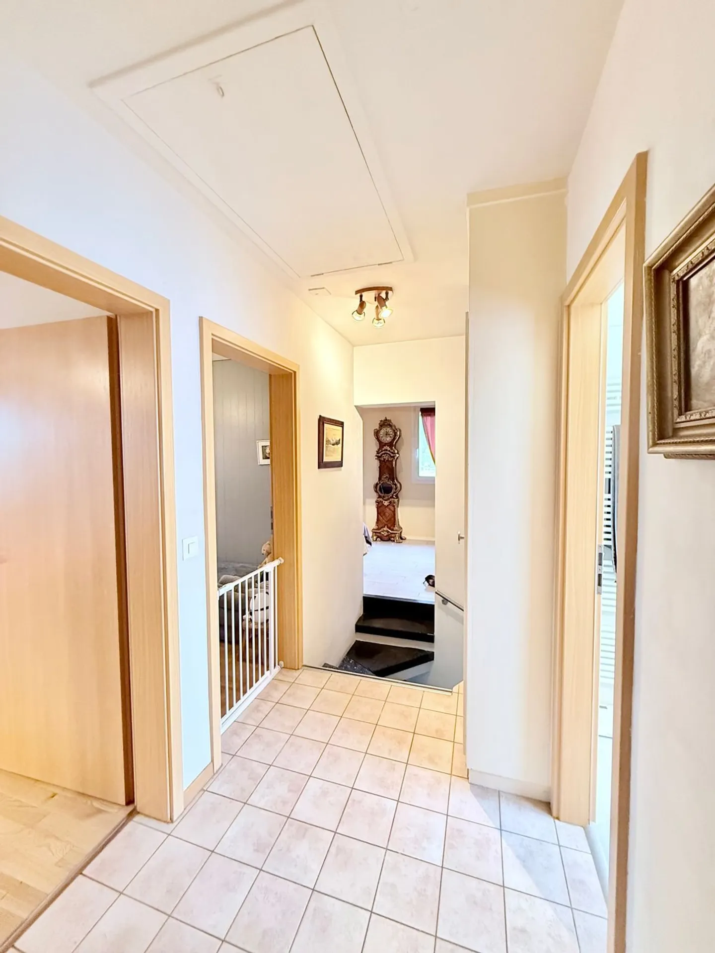 Charming terraced house with a gable, just two steps from the city center and the Nyon train station - Photo 8 of 13