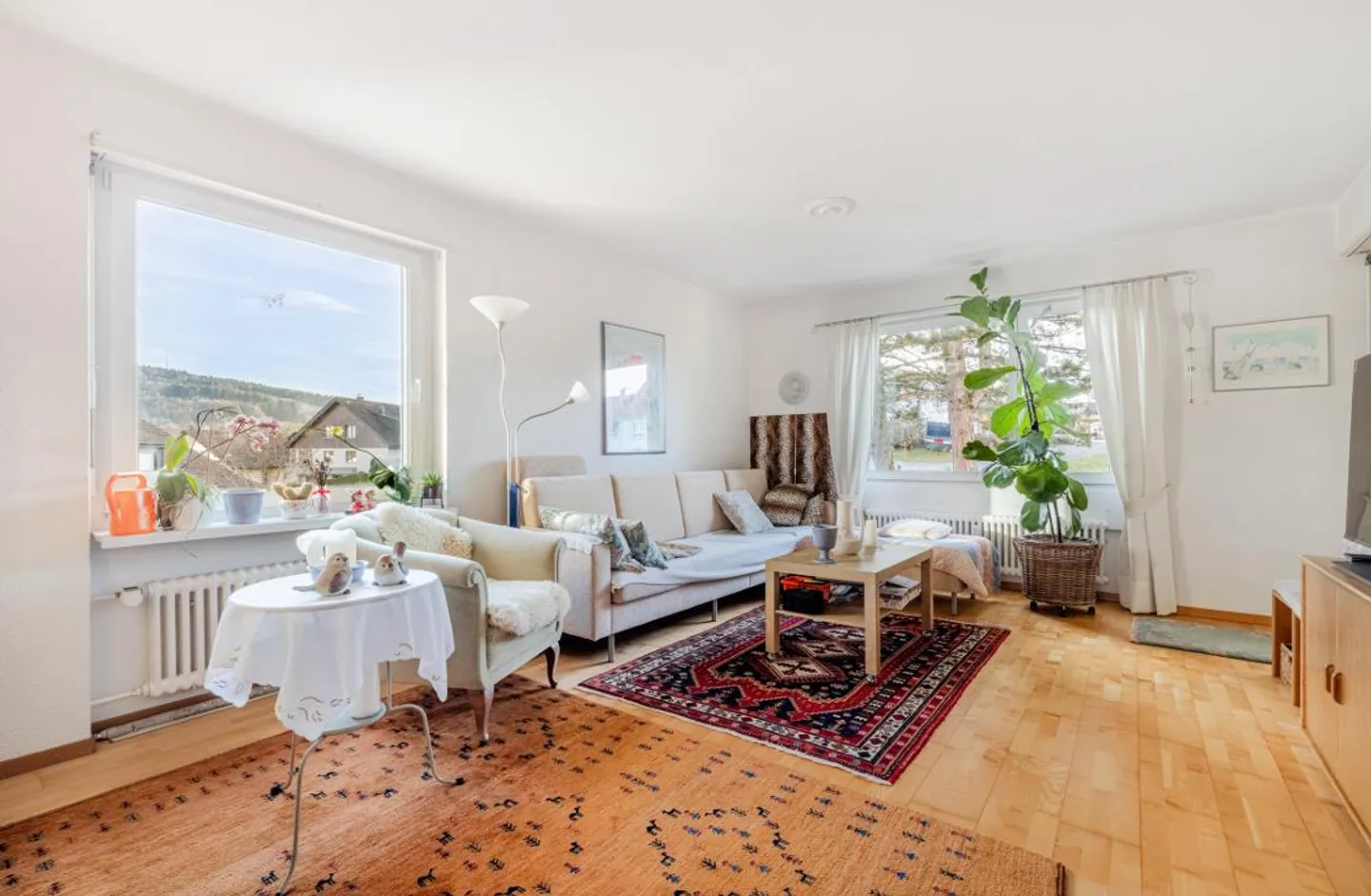 3.5 Rooms with Charm in a Sunny Location and Surrounded by Nature - Photo 4 of 10