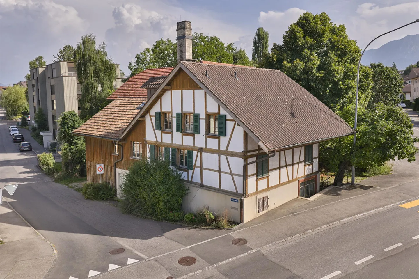 3-Familienhaus an zentraler Lage mit viel Potenzial - Foto 1 von 7