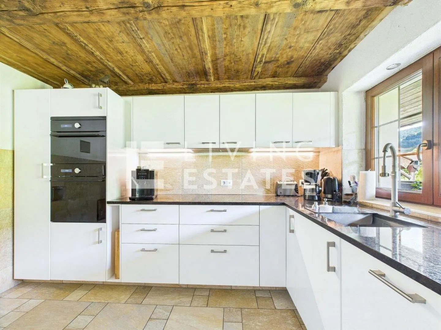 Charming Maisonette with Plenty of Space and Unique Living Environment - Photo 3 of 16