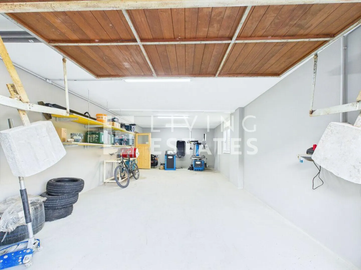 Charming Maisonette with Plenty of Space and Unique Living Environment - Photo 14 of 16