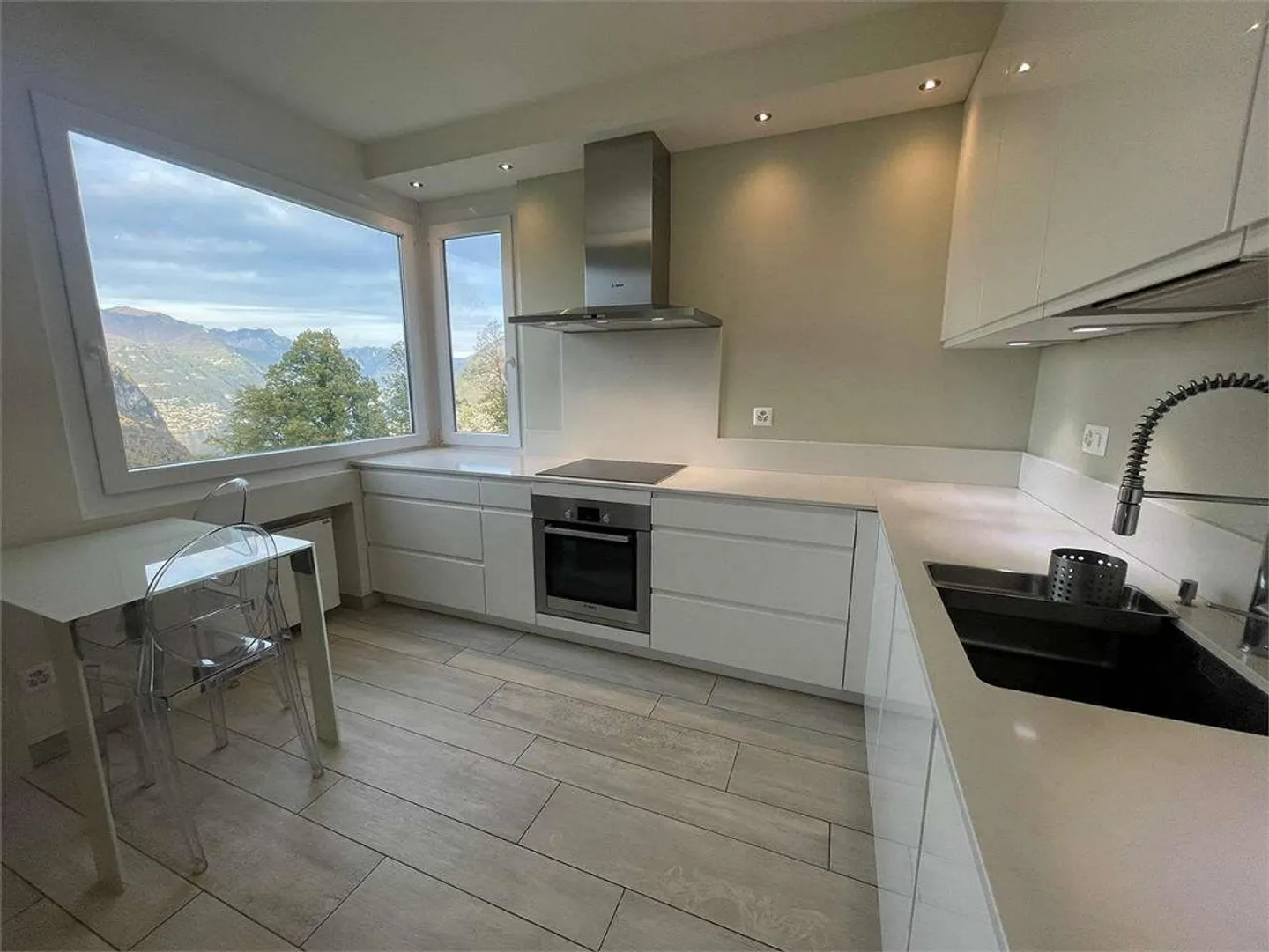 Modern apartment in Lugano with panoramic lake view - Photo 2 of 13