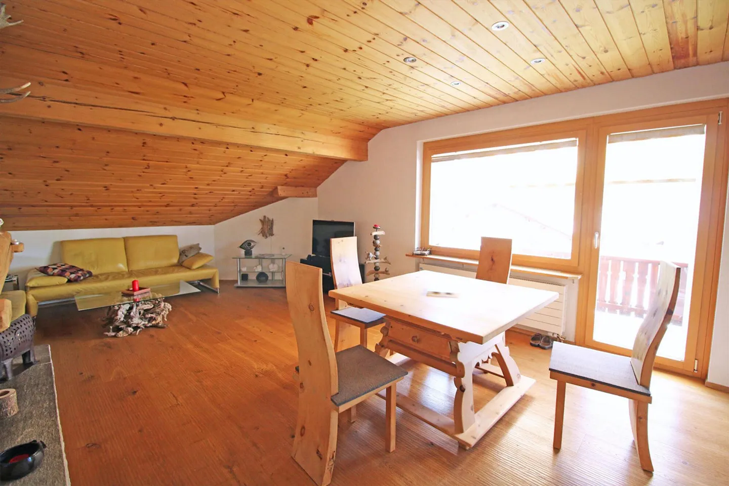 Appartamento attico di 3,5 locali ben tenuto con balcone - Foto 2 di 13