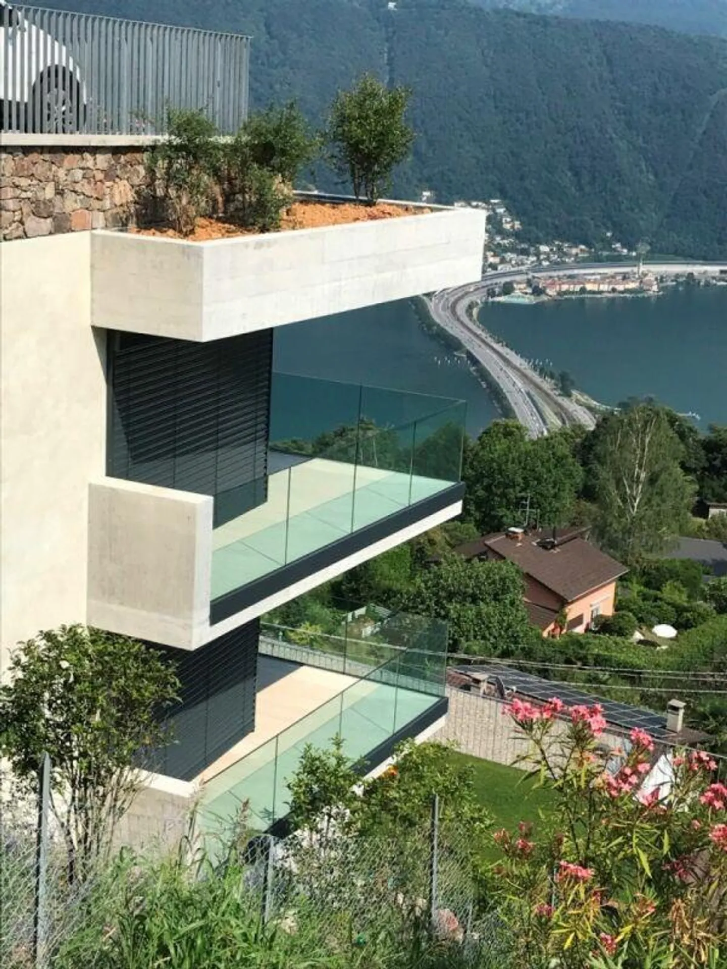Appartamento con terrazza vista lago - Foto 1 di 30